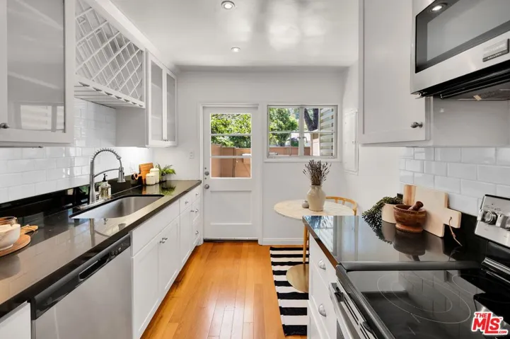 5516 Village Green, Los Angeles, California 90016