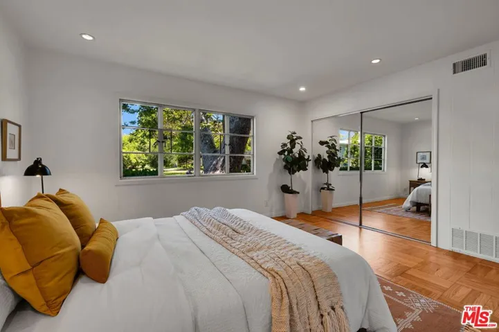 5516 Village Green, Los Angeles, California 90016