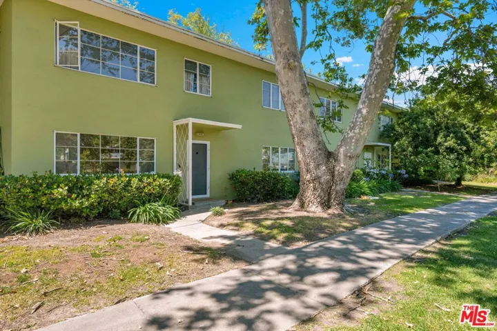 5516 Village Green, Los Angeles, California 90016