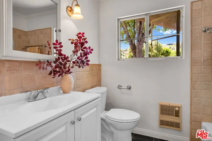 5516 Village Green, Los Angeles, California 90016