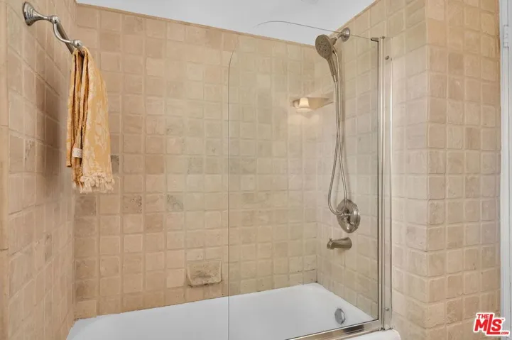5516 Village Green, Los Angeles, California 90016