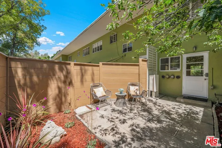 5516 Village Green, Los Angeles, California 90016