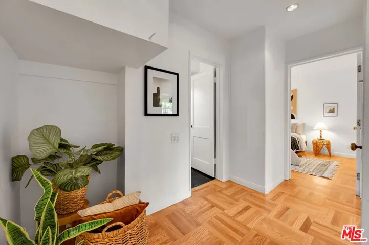 5516 Village Green, Los Angeles, California 90016