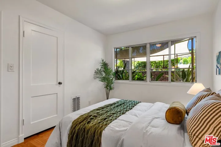 5516 Village Green, Los Angeles, California 90016