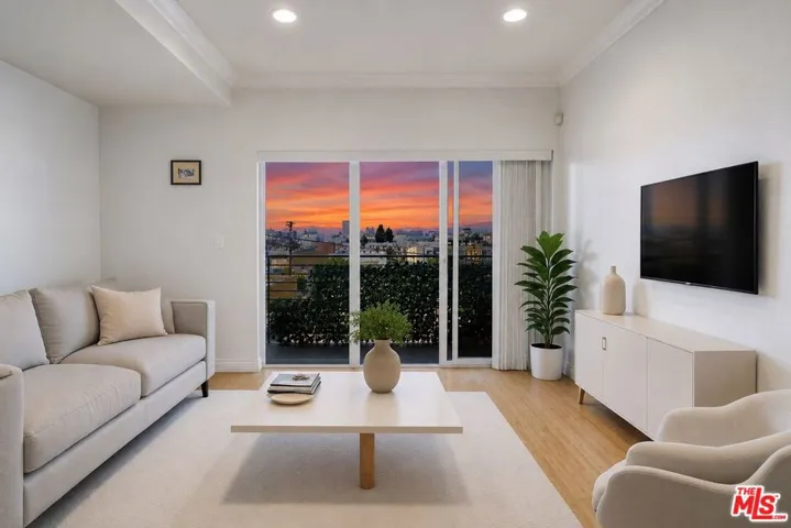 3061 W 12th Place 308, Los Angeles, California 90006