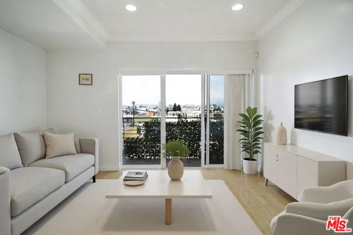 3061 W 12th Place 308, Los Angeles, California 90006