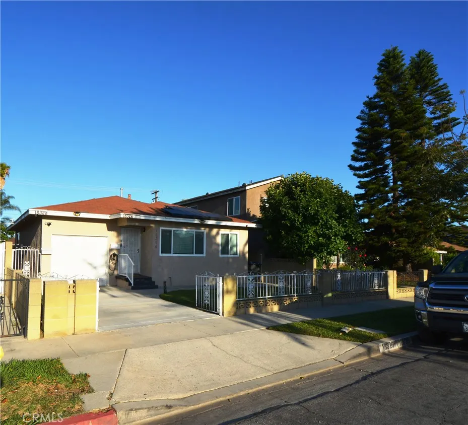 This is the Front home which you will see when you arrive - note the back house is for lease!