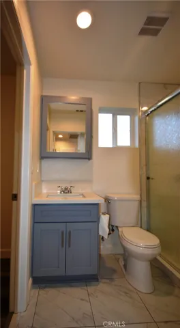Large bathroom with top quality fixtures