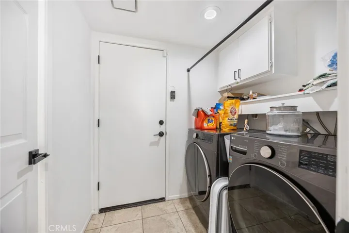 Laundry room / Garage Door