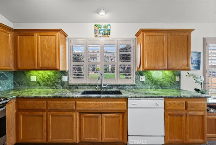 Abundant counter and cabinet space | RO system at the kitchen sink