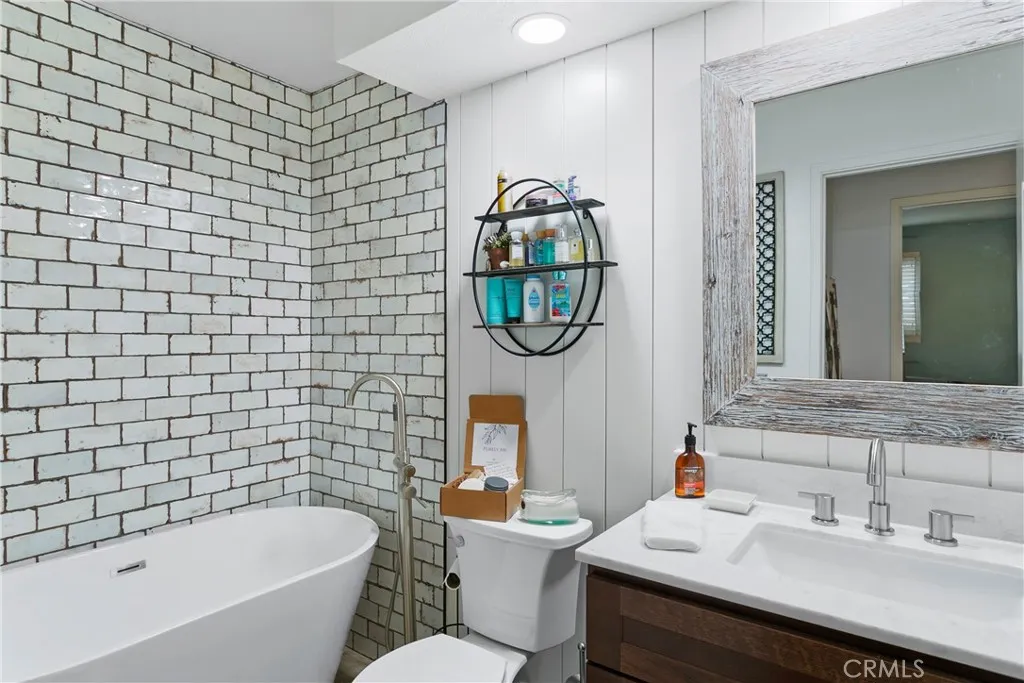 Secondary Bathroom (up)