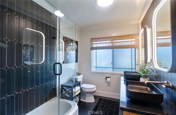 Perfectly designed contemporary Bathroom