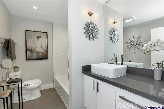 Modern bathroom.