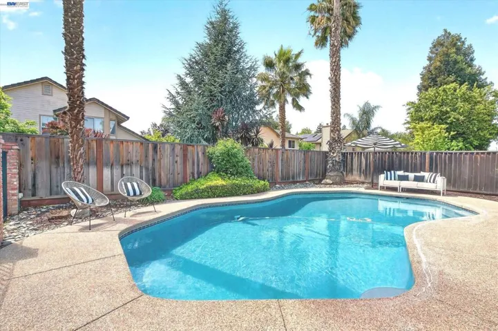 LARGE WELCOMING POOL