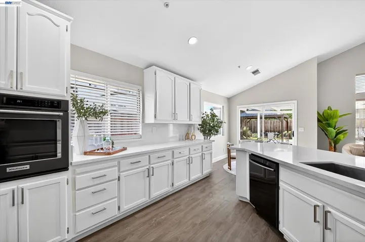 STUNNING QUARTZ COUNTERS