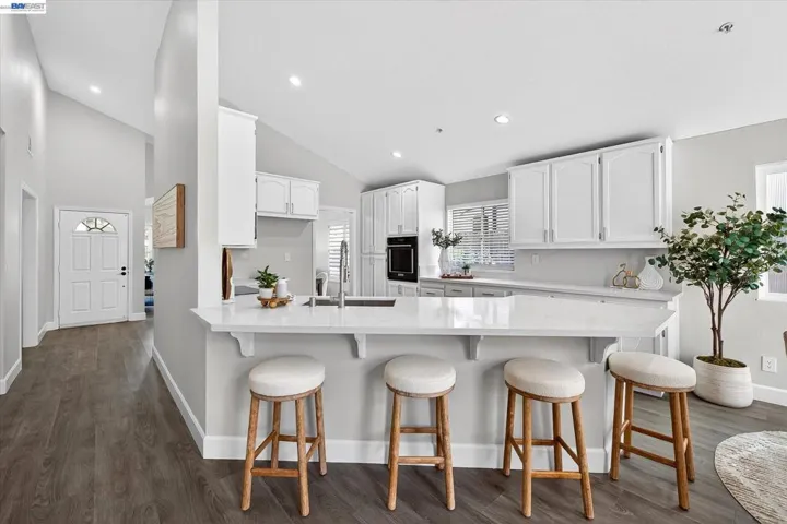 LARGE PENINSULA WITH SEATING