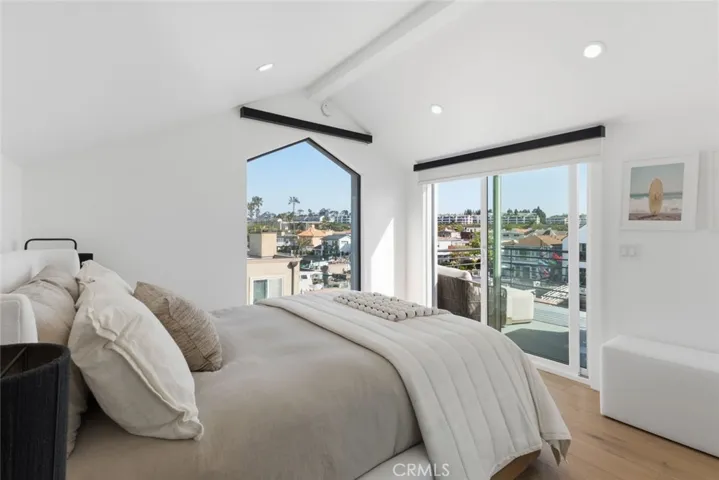 Bay side unit