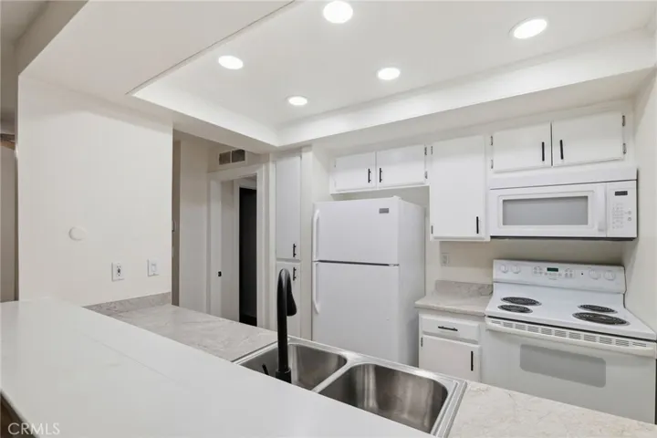 7304 Corbin Avenue J, Reseda, California 91335
