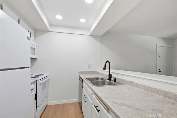 7304 Corbin Avenue J, Reseda, California 91335