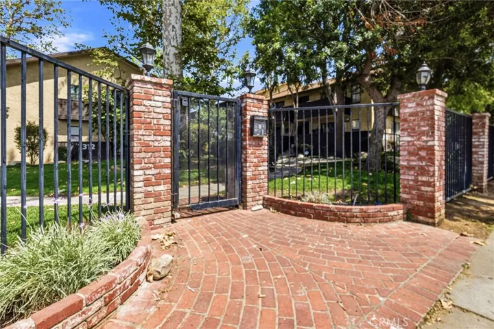 7304 Corbin Avenue J, Reseda, California 91335