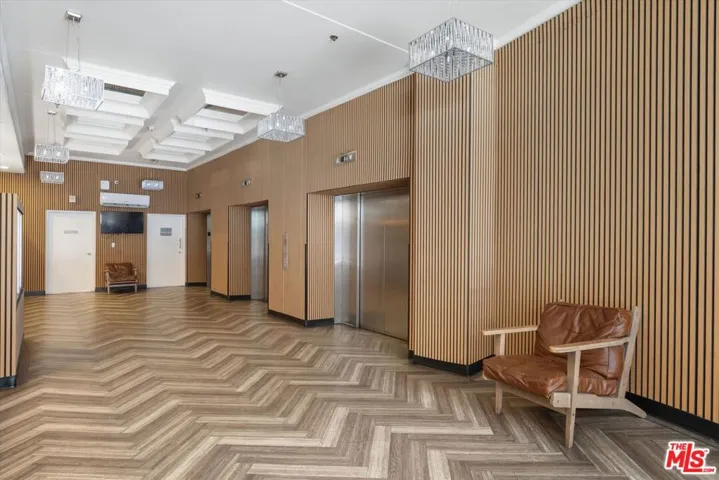 Lobby - has security desk