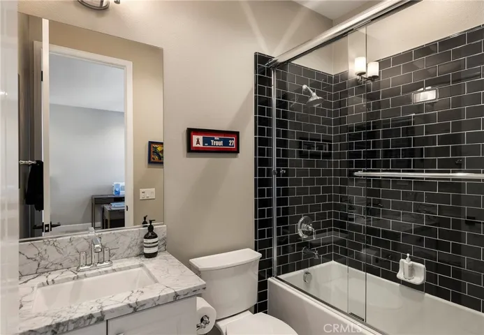 Bedroom #4's ensuite bahtroom