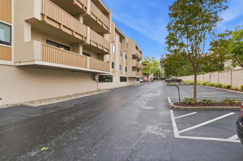 Guest parking with plenty of parking spaces
