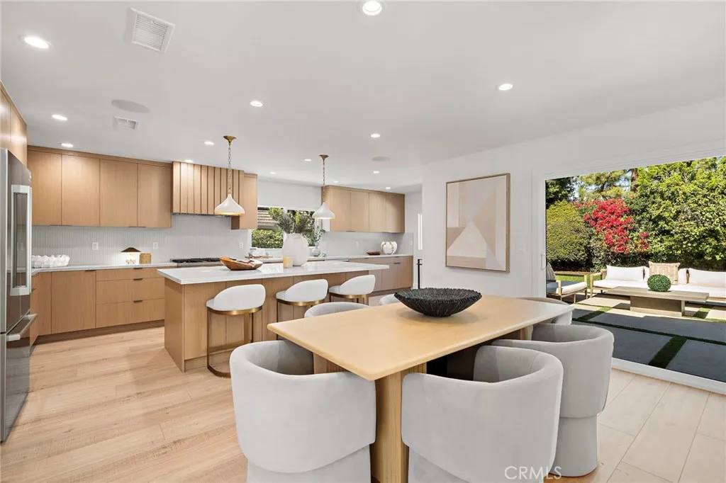 Warm modern kitchen