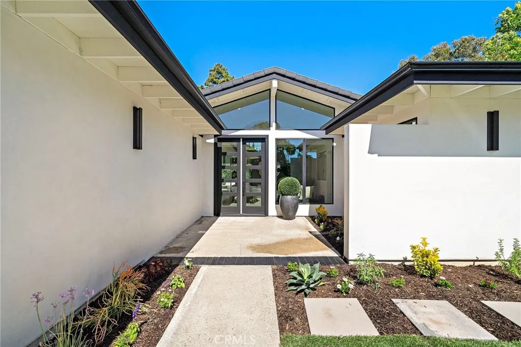 Modern front entry, vaulted glass