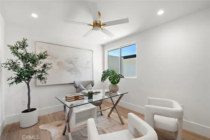 Versatile room ideal as a bedroom or office