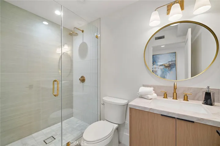 Sleek bath with glass shower