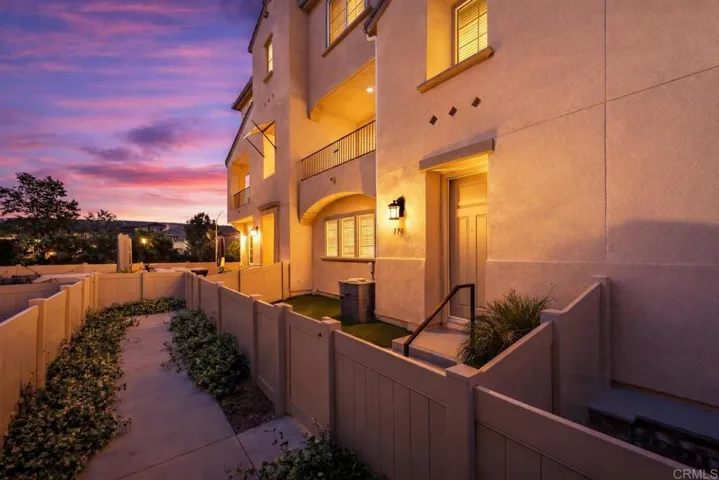 Walk way to front entrance.