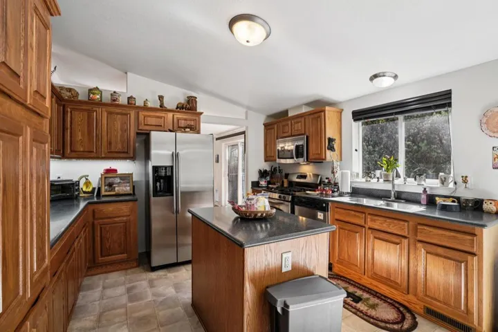 18-web-or-mls-Rim Rock Rd-S0910-021