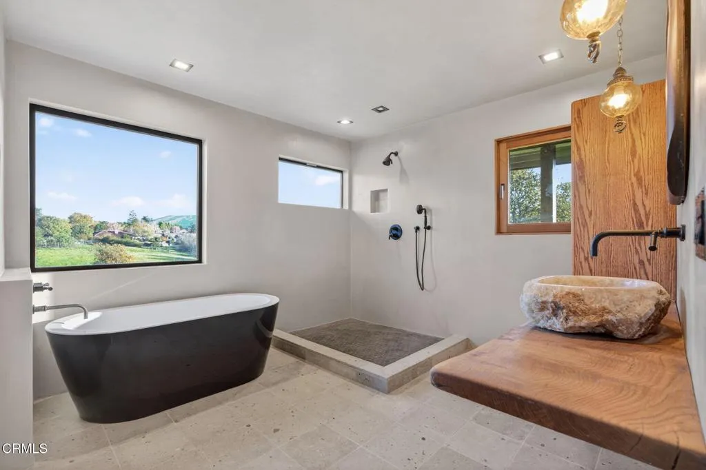 51-web-or-mls-UpmarketMedia_970C-248