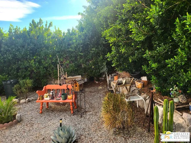 Extremely Private Rear Yard