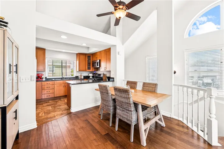 Dining area, with breakfast peninsula. Great area to entertain.