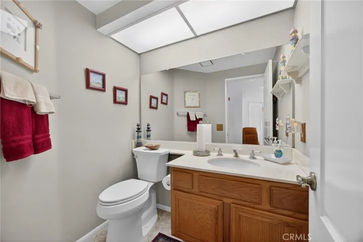 Downstairs 1/2 bathroom