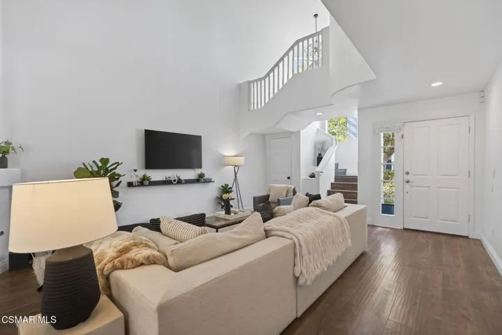 6-web-or-mls-Upmarket Media-1120Pan029