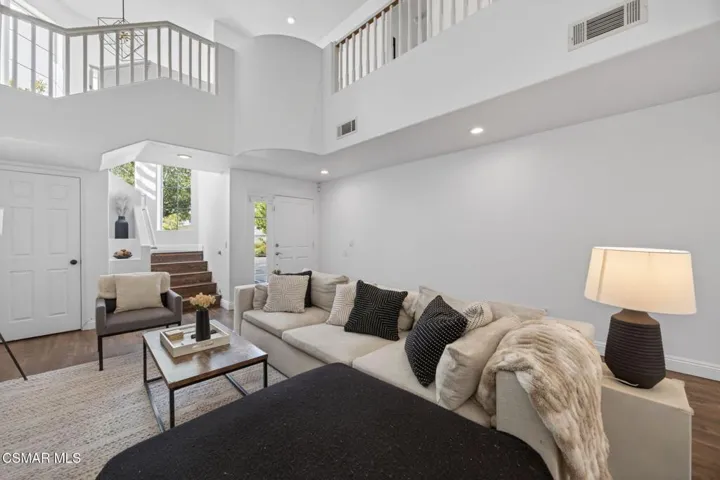 7-web-or-mls-Upmarket Media-1120Pan031