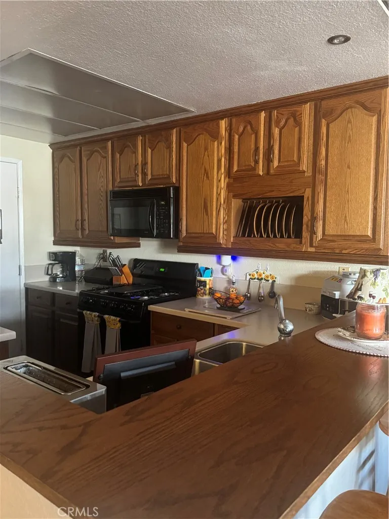 Beautiful counter top w/stools, recessed lighting, great cabinets