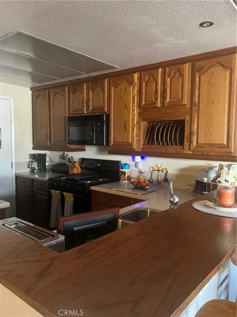 Beautiful counter top w/stools, recessed lighting, great cabinets