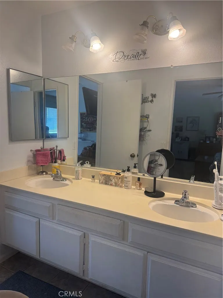 Large full bathroom w/dual sinks, very clean