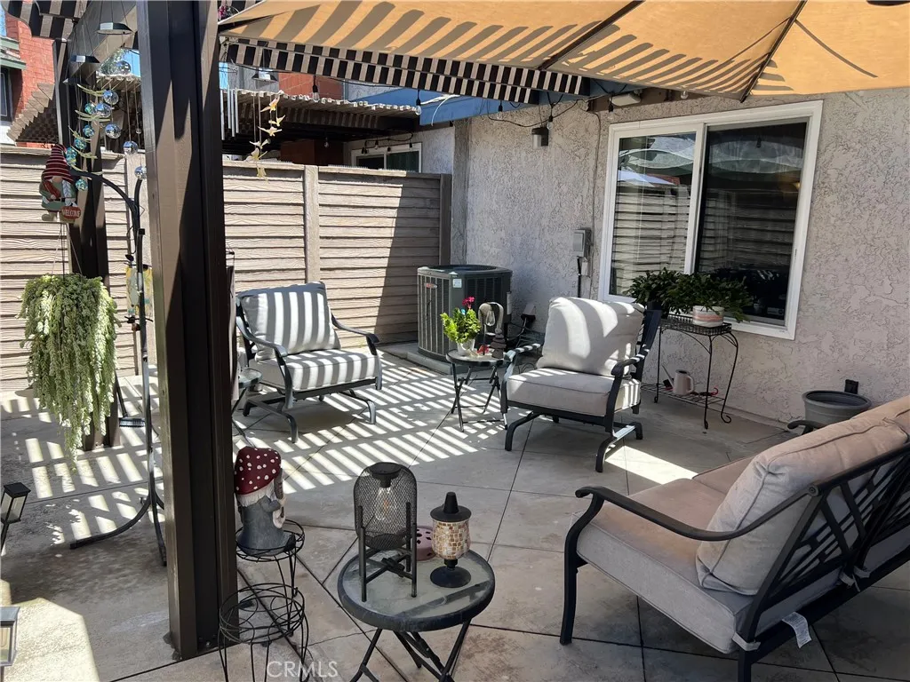 Large covered patio w/aluminum cover