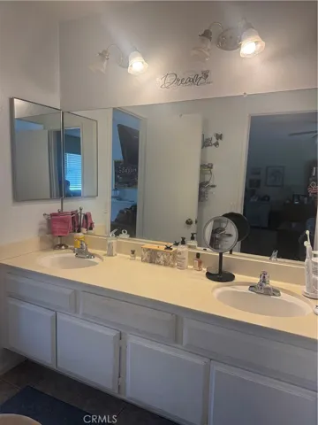Large full bathroom w/dual sinks, very clean