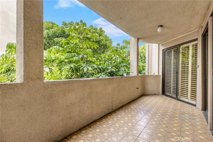 5216 Yarmouth 105, Encino, California 91316