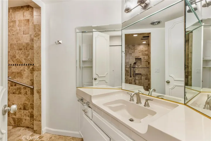5216 Yarmouth 105, Encino, California 91316