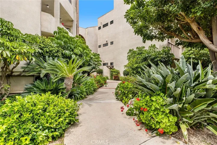 5216 Yarmouth 105, Encino, California 91316