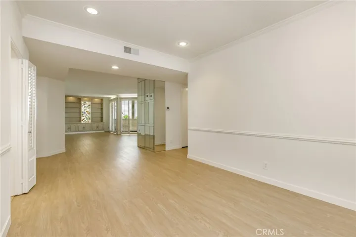 5216 Yarmouth 105, Encino, California 91316