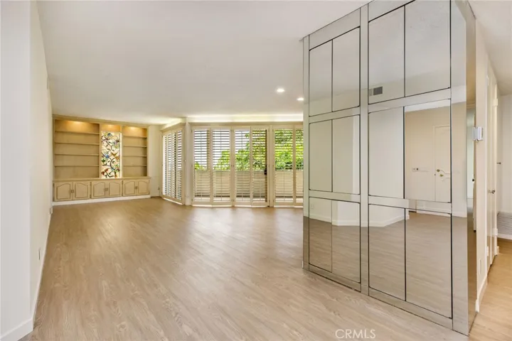 5216 Yarmouth 105, Encino, California 91316
