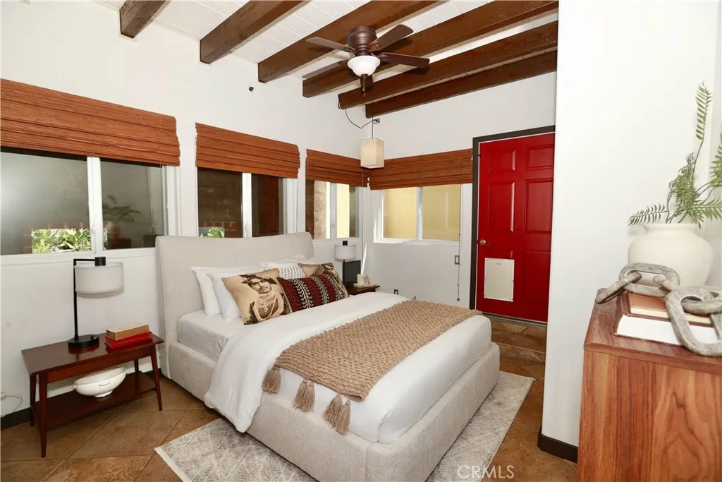 Guest room 2 has private entrance